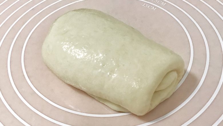 一次性发酵健康营养的白吐司,整形后的吐司卷,一般为2.5到3圈比较合适,太紧了不利于后期的发酵,擀卷时,手法要轻柔,动作不要太粗鲁,这些细节都是保证吐司后期发涨的基础
