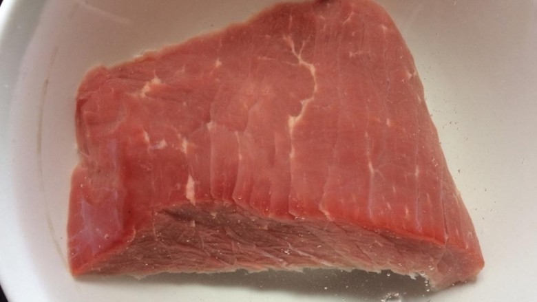 香辣卤牛肉,先处理牛肉:买回来的牛肉去掉筋膜洗干净放清水中泡半个小时去血水。