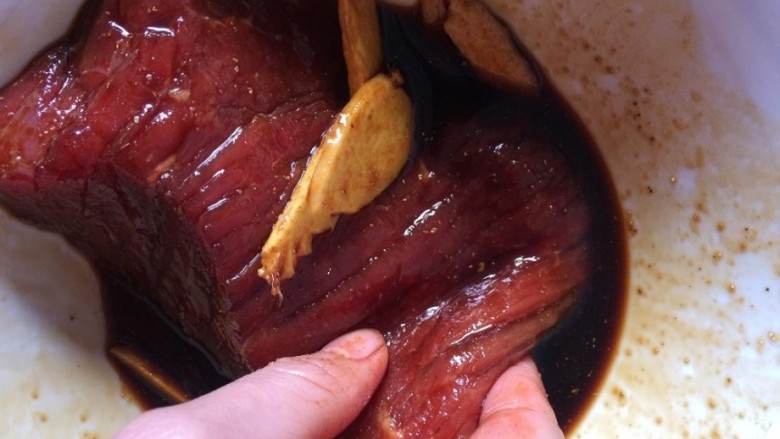 香辣卤牛肉,用手给牛肉做个全身按摩,5分钟时间,使牛肉更入味。