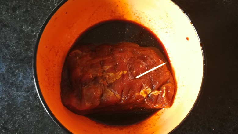 香辣卤牛肉,并用牙签两面扎孔,腌制30分钟,目的也是使牛肉更入味。