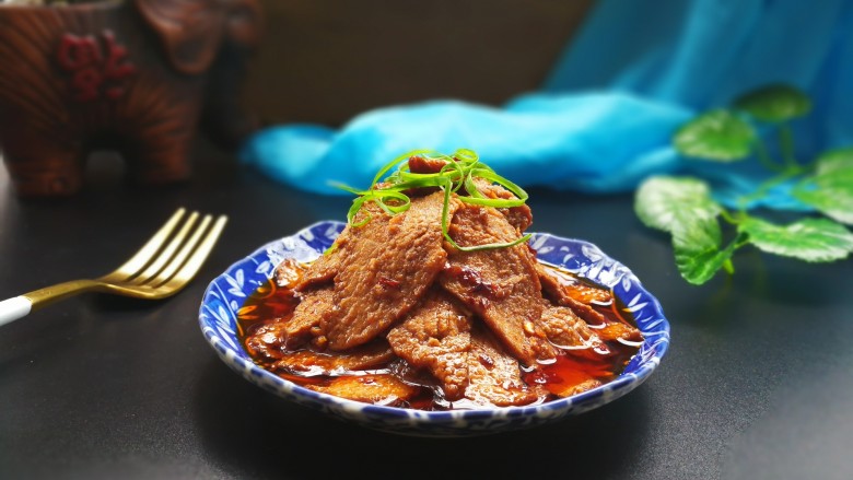 香辣卤牛肉,最后将葱撕成葱卷点缀凹个造型。成品~
