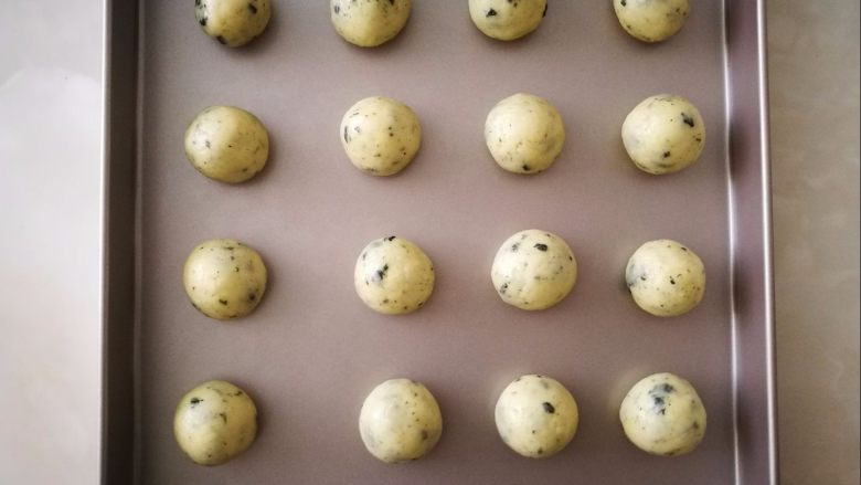 海苔麻糬球,平均分成16个小份,搓圆,放到烤盘上,我用的学厨28厘米方盘