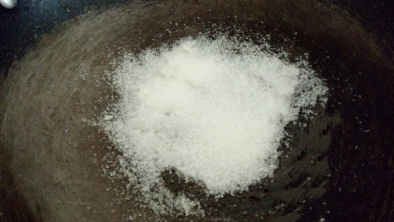 牛奶鸡蛋布丁,锅洗净，再放白糖，小火烧溶﻿﻿