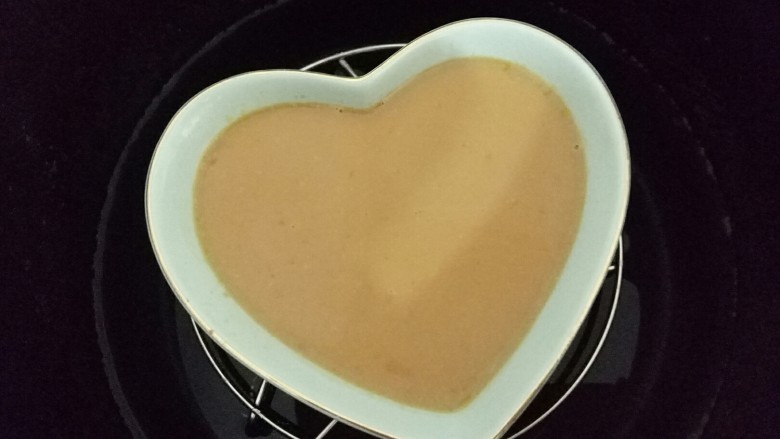 牛奶鸡蛋布丁,冷水中小火蒸15分钟，关火后焖3分钟才开盖﻿﻿﻿﻿