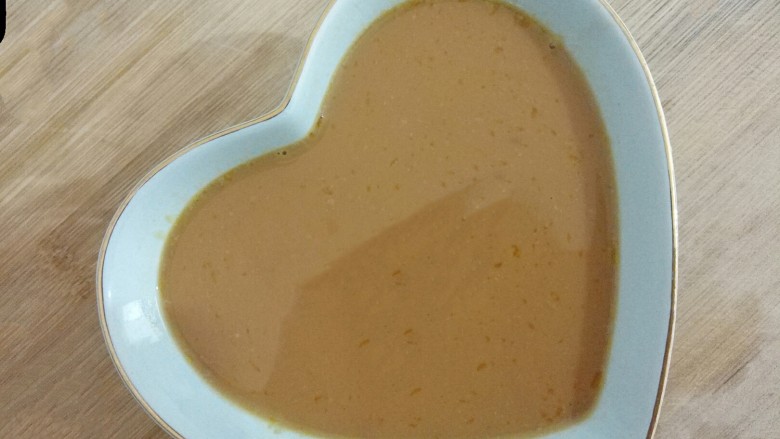 牛奶鸡蛋布丁,牛奶蛋液过两遍筛，顺着勺子，慢慢倒入糖浆里﻿﻿