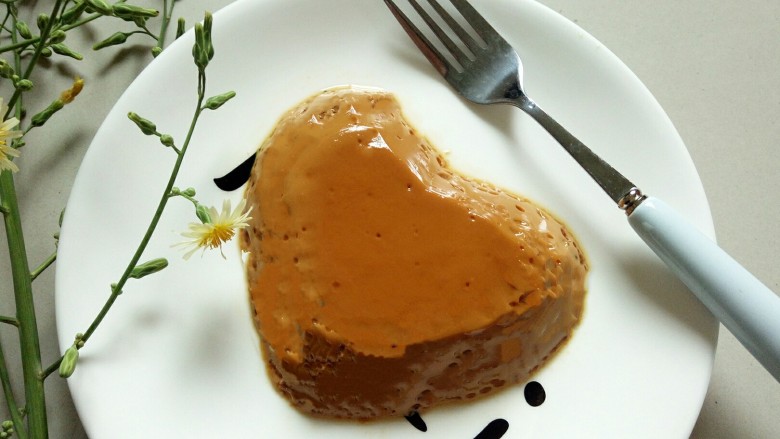 牛奶鸡蛋布丁,倒扣到盘里，可爱的爱心布丁