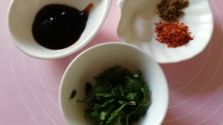 吃豆腐#蛋清饼十熘豆腐,<a style='color:red;display:inline-block;' href='/shicai/ 131'>香菜</a>切碎,准备好的调味料。胡椒粉,盐,辣椒片。