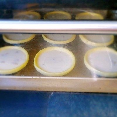 自制黄桃蛋挞,放入烤箱,中层,烤20分钟,观察上色情况