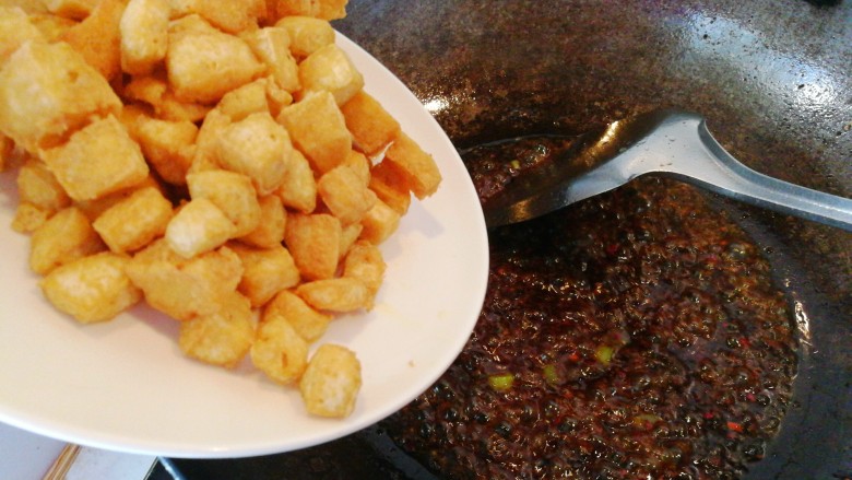 吃豆腐#蛋清饼十熘豆腐, 锅内的芡汁稍浓稠后到入炸好的豆腐。