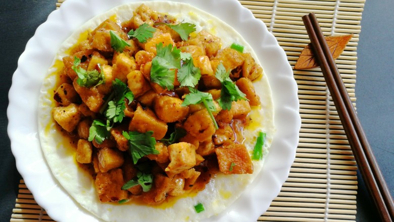 吃豆腐#蛋清饼十熘豆腐,翻炒后盛出倒在蛋清饼上面,再撒上备好的香菜叶。