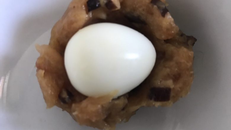 惊喜鸡肉丸子,丸子整形成小碗状,鹌鹑蛋放在中间。虎口捏紧,做成丸子。