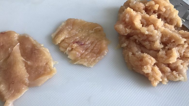 惊喜鸡肉丸子,我剁鸡肉馅的方法是:鸡胸切大厚片,逐片用刀背拍散,很快就能变成鸡肉茸。比切丁更细腻,又不用清洗料理机。