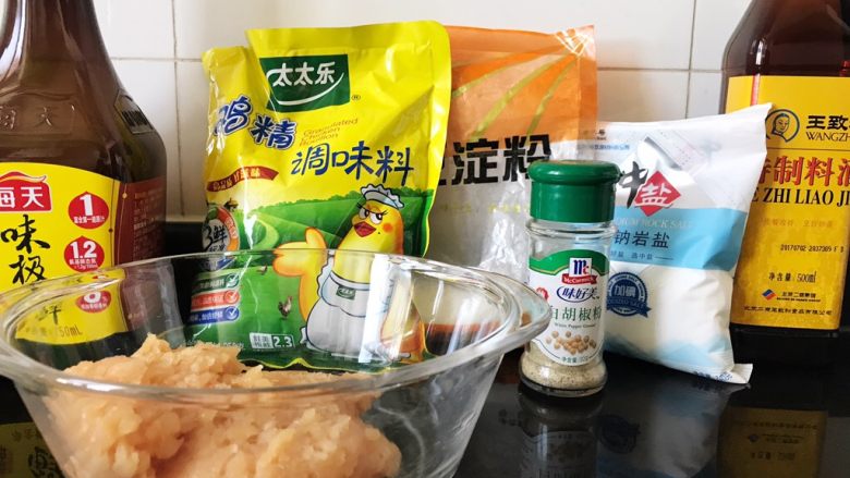 惊喜鸡肉丸子,鸡肉茸,加盐、料酒、白胡椒粉、淀粉,好酱油(鸡精可以不加)。搅拌均匀。