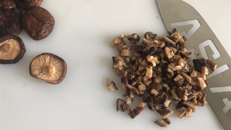 惊喜鸡肉丸子,泡发后的香菇切末。尽量切细一些,太大了不利于丸子成形。