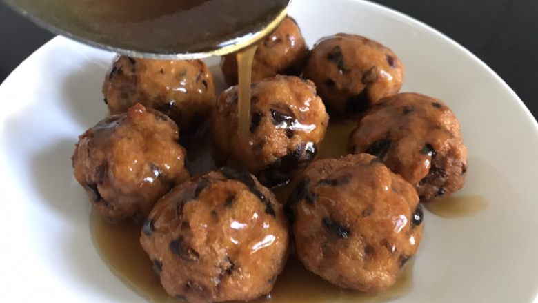 惊喜鸡肉丸子,锅中加一小碗水,加入之前我们放在鸡肉馅里的调料,注意⚠️淀粉加少量水,做成湿淀粉。最后放。做成调味汁,浇在丸子上。