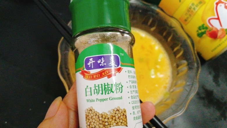 滑蛋虾仁,<a style='color:red;display:inline-block;' href='/shicai/ 720'>胡椒粉</a>，<a style='color:red;display:inline-block;' href='/shicai/ 813'>鸡粉</a>，搅拌均匀