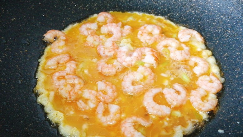 滑蛋虾仁,倒入鸡蛋液