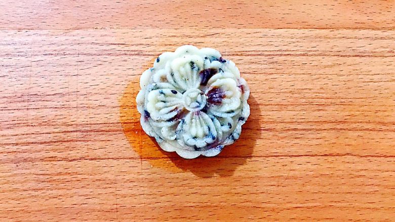 又香又酥的黑芝麻杂果干桃酥,压好了!