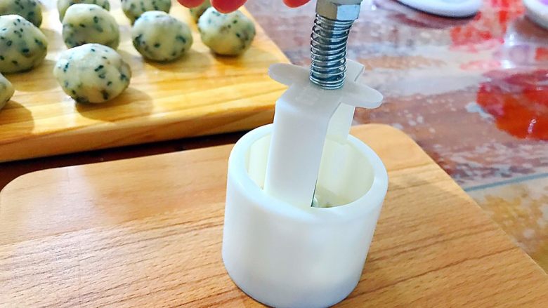 又香又酥的黑芝麻杂果干桃酥,用模具压花!模具不用涂油,因为面团本身就是蛮油的了!压的时候要注意力度,太轻则看不见花纹,太重又会把面团压散,我一般都是中间按下去,再用手掌的力四周再轻轻按一下,停留两三秒,再轻轻的提起模具!如果你觉得压的不好,可以再把面团轻轻捏几下,重新再压!压到你满意为止!其实压花压多几次就会有经验的了!
