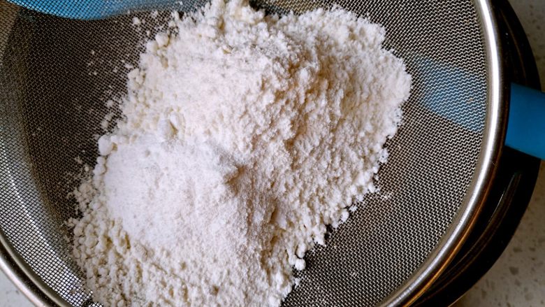 舒芙蕾松饼(烤箱版),筛入低筋粉