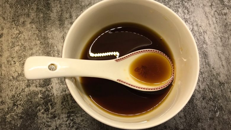 葱油虾,搅拌均匀,调成汁