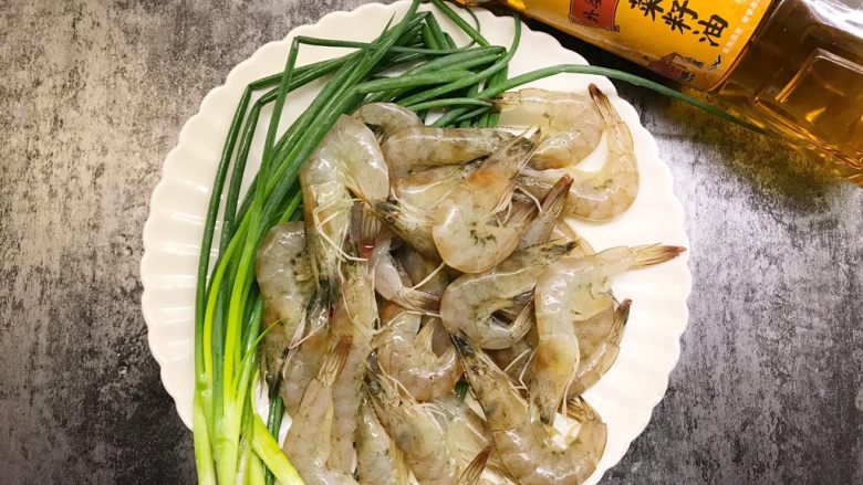 葱油虾,准备好所有食材