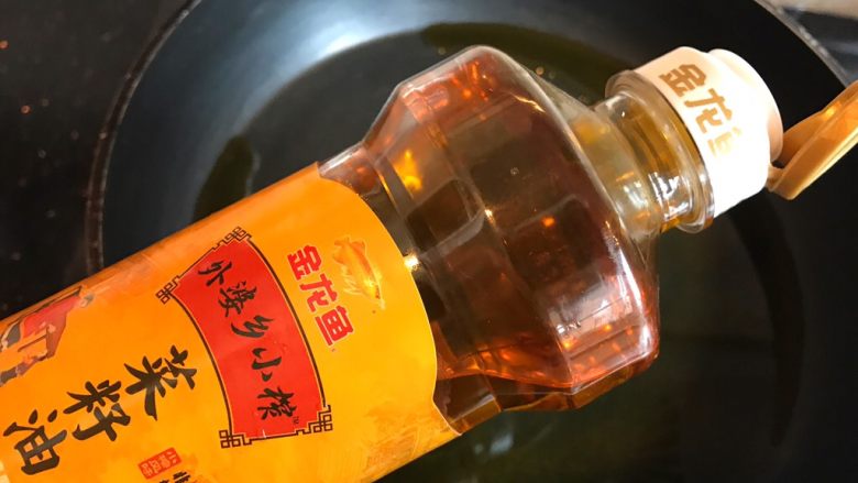 葱油虾,锅烧热,倒入适量油