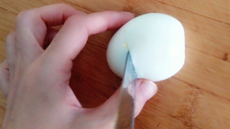 鸡蛋小兔,大的那片在顶部前端横切一刀（注意不要切断）