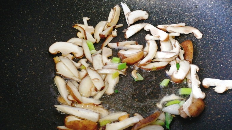 开胃鱿鱼酸辣汤,倒入香菇,翻炒