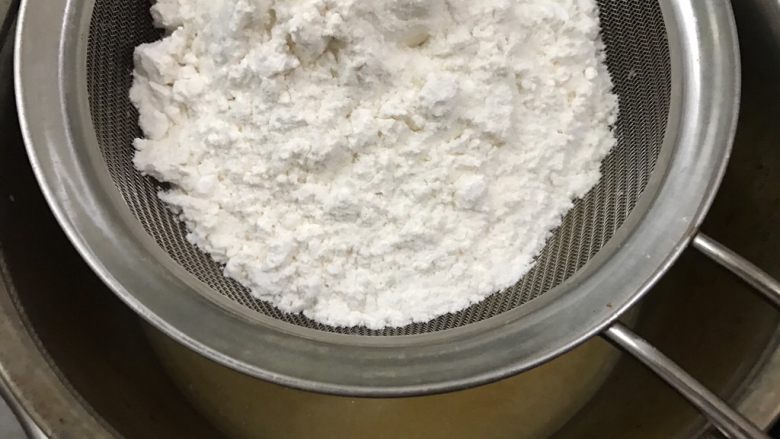 风靡街头的小吃——原味鸡蛋仔,筛入低粉,木薯粉,泡打粉的混合从下往上翻拌至无面粉颗粒