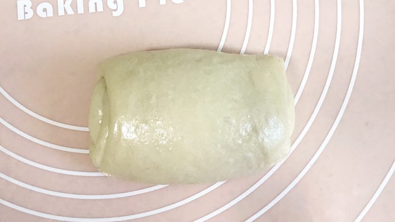 一次性发酵健康营养的白吐司,再翻过来,擀均匀,自上而下卷起来
