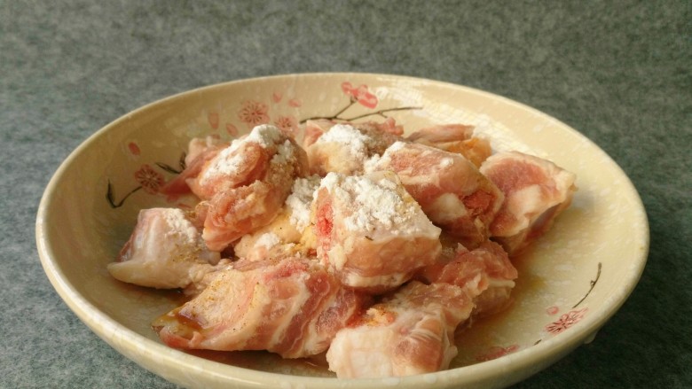 #辣味#剁椒豆鼓蒸排骨,适量生粉搅拌均匀,腌制20分钟。