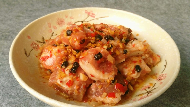 #辣味#剁椒豆鼓蒸排骨,把锅里炒好的配料倒进腌好的排骨里面,充分搅拌均匀。