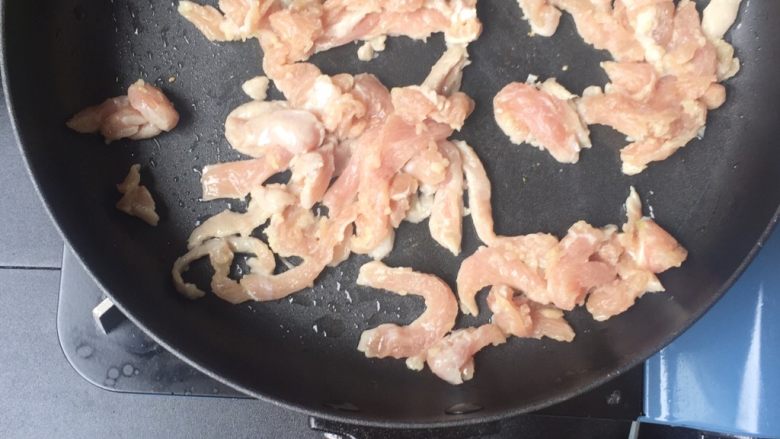 黑椒蜜汁里脊意面,锅里倒油,下腌制好的肉丝翻炒