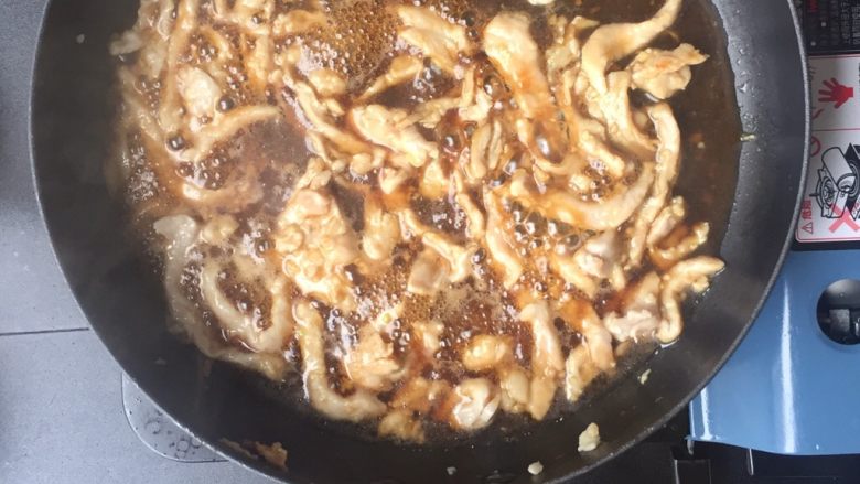 黑椒蜜汁里脊意面,待肉丝变色,倒入调好的料汁煮沸
