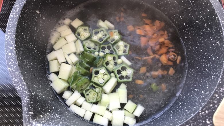 黄金蛋炒饭,把蔬菜用热水焯一下，断生，炒饭的时候容易熟。