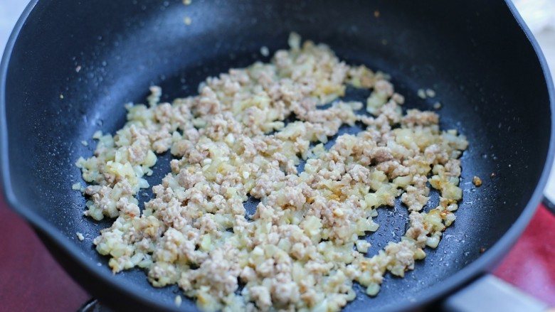 番茄肉酱意面,放入肉末炒至发白断生状态