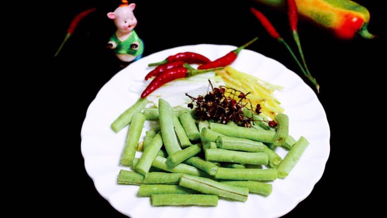 #咸味#油泼辫子鱼,这是辅料;<a style='color:red;display:inline-block;' href='/shicai/ 3639'>豆角</a>洗净后切成段