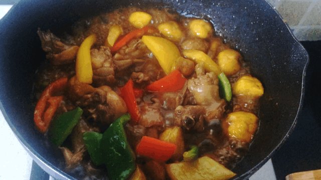 喊了一个夏天的板栗鸡,15分钟后,开大火。放青椒红椒彩椒,加一点盐。收汁,各种椒类断生。