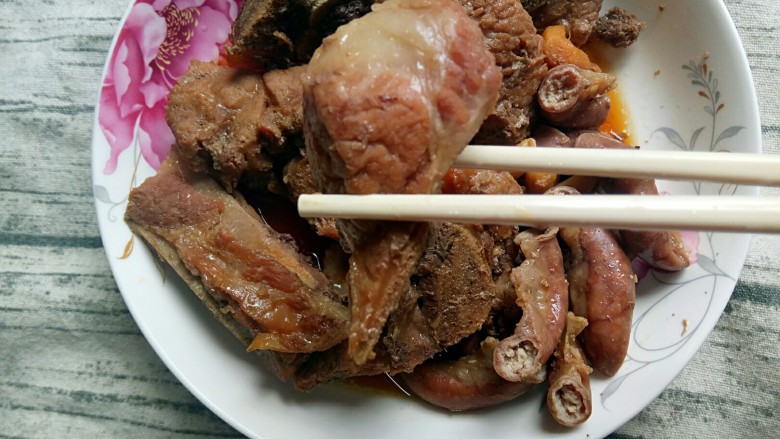 电饭锅卤骨和猪粉肠,再看看扇骨，加碗米饭🍚是不是很香呢😊