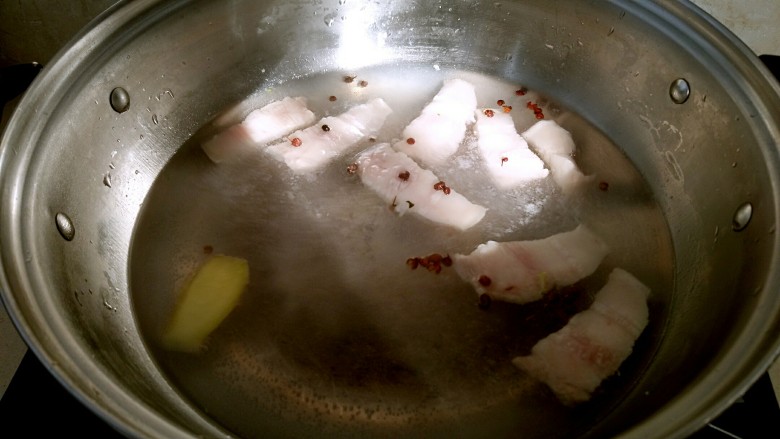 酸汤鲜味面,五花肉,用<a style='color:red;display:inline-block;' href='/shicai/ 134659'>花椒粒</a>和姜片,进行戳水。