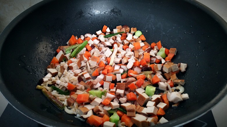 酸汤鲜味面,倒入胡萝卜,豆腐干,香菇,<a style='color:red;display:inline-block;' href='/shicai/ 10122'>西蓝花</a>梗进行煸炒10几下。