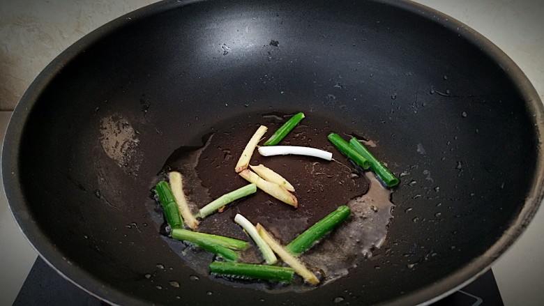 酸汤鲜味面,锅中放油,放入葱,姜炝锅。
