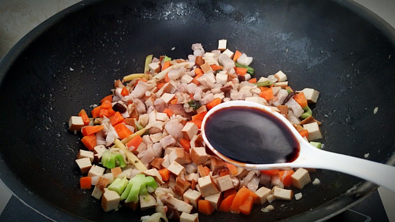 酸汤鲜味面,放入蒸鱼鼓油,在继续煸炒出味。