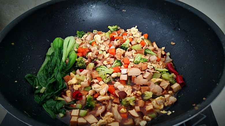 酸汤鲜味面,汤汁浓厚,放入油菜,就可以断火了。