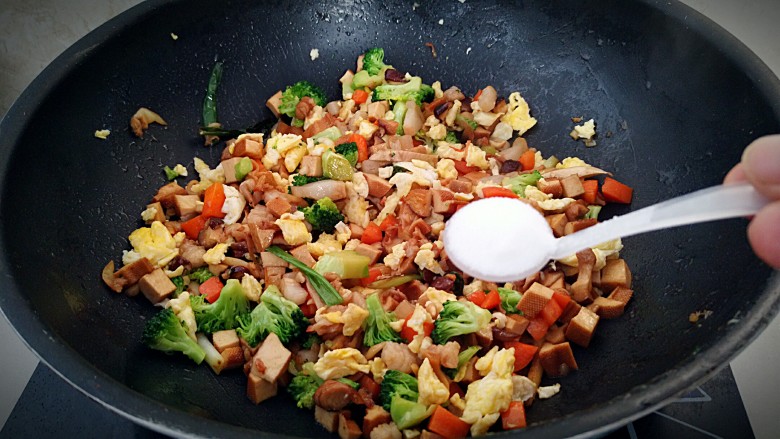 酸汤鲜味面,调入盐3克,花椒粉,<a style='color:red;display:inline-block;' href='/shicai/ 762'>老抽</a>数滴,煸炒均匀。