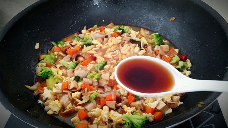 酸汤鲜味面,调入<a style='color:red;display:inline-block;' href='/shicai/ 768'>香醋</a>,盖上锅盖中火烧5分钟。