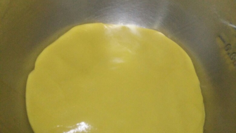 中秋小月饼,用保鲜膜覆盖,醒1到2小时。