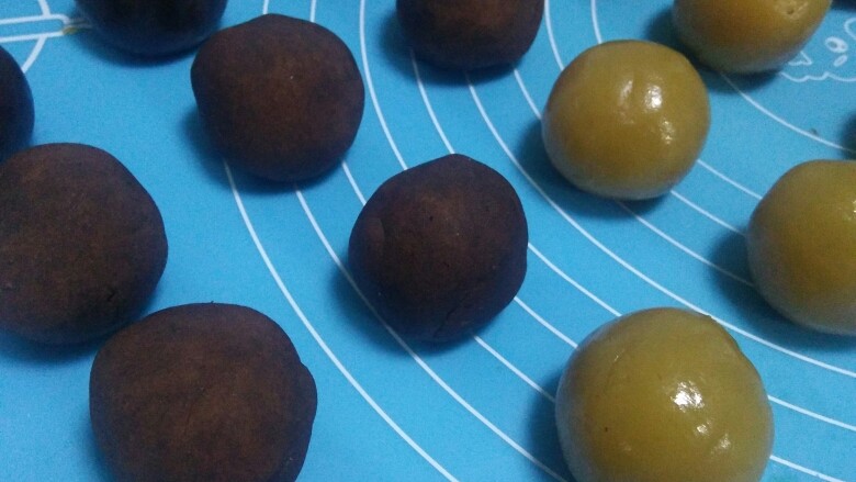 中秋小月饼,蛋黄烤好后,稍凉用白莲蓉包好,每个30克。将其他馅料也都分好。