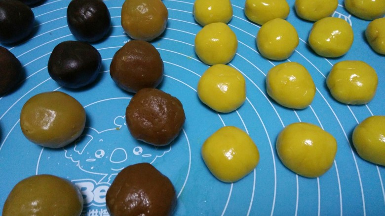 中秋小月饼,面团醒好后,分成每个 20克的小剂子,揉成圆球。